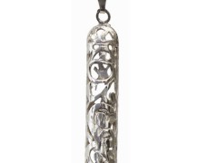 This necklace is 925 sterling silver. Openwork carving gives this Mezuzah pendant a classic style/ Este collar es plata de ley 925. Calados Y tallada.  Este colgante mezuzá un estilo clásico. $125.00
